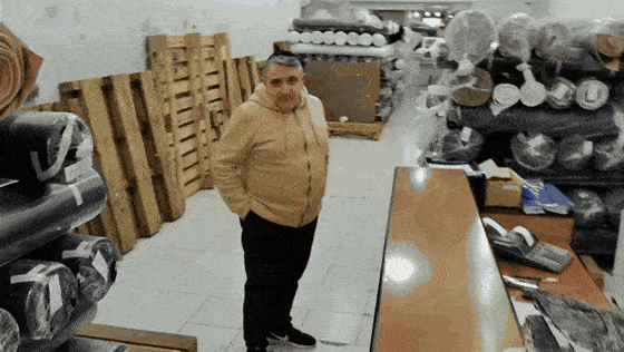 Mario, nuestro proveedor de la tela Realtree, en su depósito de Once